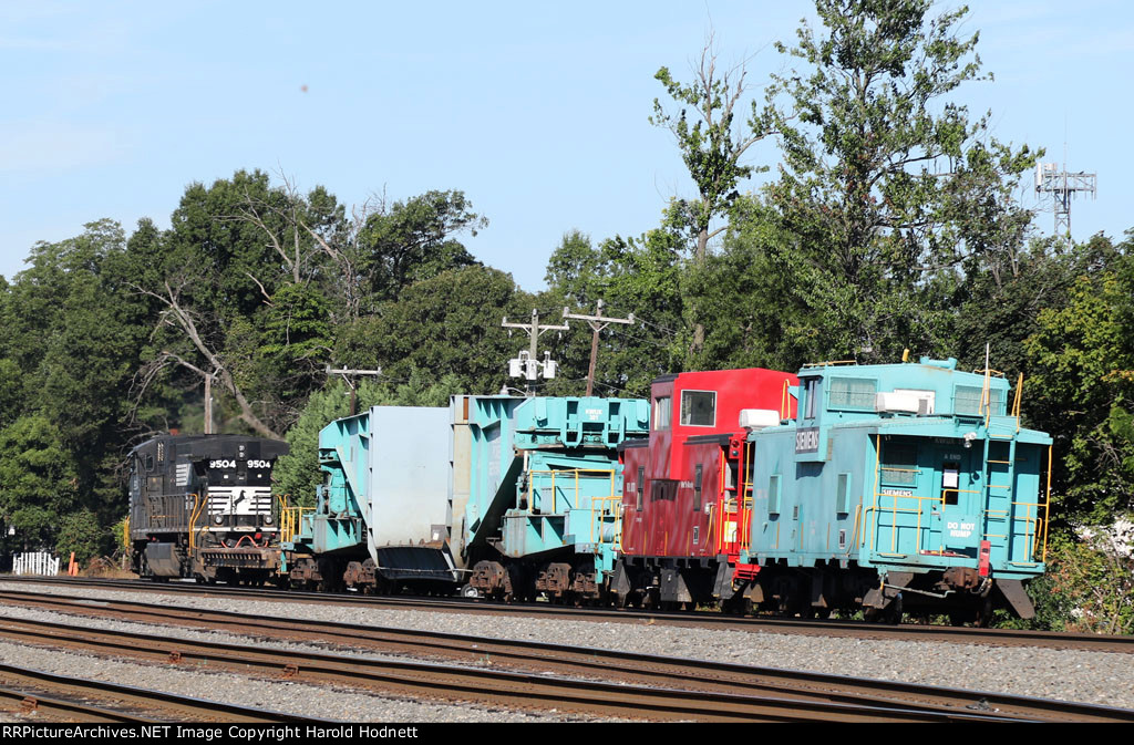 NS 9504 leads train O55 southbound